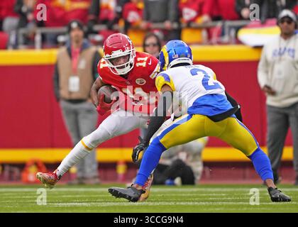 27 NOVEMBRE 2022 : le récepteur Marquez Valdes-Scantling (11 ans) des Chiefs de Kansas City fait un mouvement sur le cornerback Troy Hill (2 ans) des Rams de Los Angeles au stade Arrowhead de Kansas City, Missouri. Jon Robichaud/CSM. (Crédit image : © Jon Robichaud/CSM via ZUMA Press Wire) Banque D'Images
