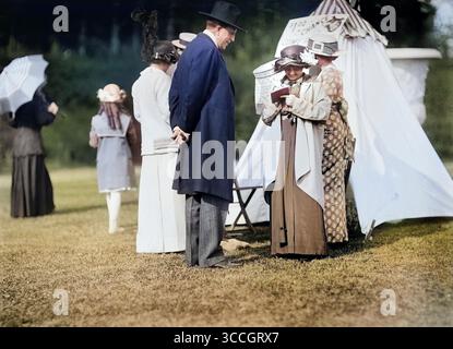 1er juin 2023, Washington, DC, États-Unis : William Randolph Hearst, Mary C. McCauley assistent à Friendship Charity Fete à la succession de John R. McLean, Washington, DC, États-Unis, Harris & Ewing, 1913 (crédit image : © JT Vintage/Glasshouse via ZUMA Press Wire) Banque D'Images