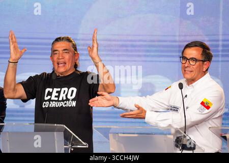 25 octobre 2023, Bogota, Cundinamarca, Colombie : candidat du parti politique 'Pacto Hisotico' Gustavo Bolivar (G) et candidat du parti politique du parti 'Cambio radical' le général à la retraite Jorge Luis Vargas réagissent lors du dernier débat sur les candidats avant les élections régionales du 25 octobre 2023 en Colombie. (Crédit image : © Sebastian Barros/LongVisual via ZUMA Press Wire) Banque D'Images