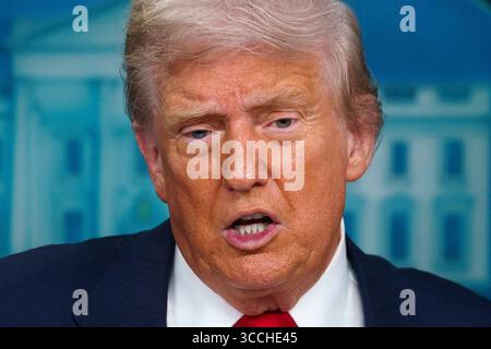 Le président AMÉRICAIN Donald Trump s’adresse aux médias dans la salle de conférence de presse James S. Brady de la Maison Blanche, Washington, DC, États-Unis, le 11 août 2025. Le président Trump devrait annoncer le déploiement de la Garde nationale à Washington DC dans le cadre d’une stratégie de réduction de la criminalité. Crédit : Will Oliver / Pool via CNP Banque D'Images