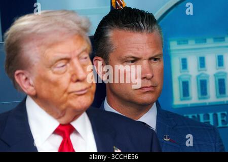 Le secrétaire AMÉRICAIN à la Défense Pete Hegseth (à droite) aux côtés du président américain Donald Trump dans la salle de conférence de presse James S. Brady de la Maison Blanche, Washington, DC, États-Unis, 11 août 2025. Le président Trump devrait annoncer le déploiement de la Garde nationale à Washington DC dans le cadre d’une stratégie de réduction de la criminalité. Crédit : Will Oliver / Pool via CNP Banque D'Images
