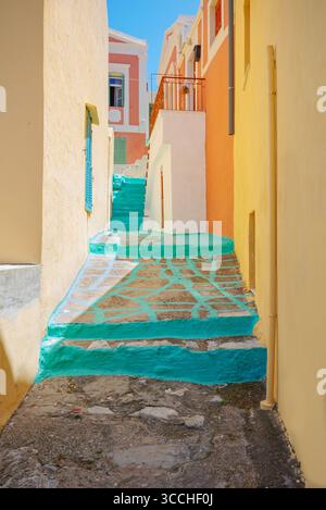 Ruelle peinte colorée, Chorio, île de Symi, îles du Dodécanèse, Grèce Banque D'Images