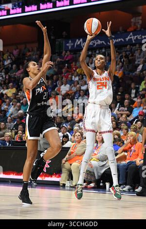 31 août 2023 : L'attaquante DeWanna Bonner (24 ans) du Connecticut Sun tire la balle lors d'un match WNBA entre le Phoenix Mercury et le Connecticut Sun au Mohegan Sun Arena à Uncasville, Connecticut. Erica Denhoff/CSM (crédit image : © Erica Denhoff/CSM via ZUMA Press Wire) Banque D'Images