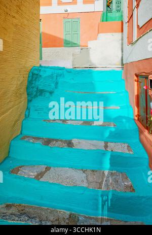 Ruelle peinte colorée, Chorio, île de Symi, îles du Dodécanèse, Grèce Banque D'Images