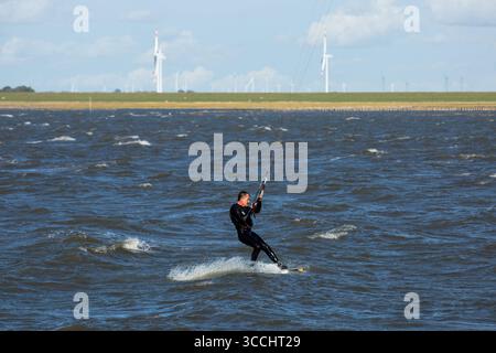 16 septembre 2022, DagebÃ¼ll, Schleswig-Holstein, Allemagne : un kite surfeur survole les vagues près du port de DagebÃ¼ll. Le quartier de DagebÃ¼ll Hafen (port de DagebÃ¼ll) est situé directement sur le rivage de la mer des Wadden. Harbor fournit des liaisons régulières par ferry vers les îles charmantes de Foehr et Amrum. (Crédit image : © Karol Serewis/SOPA images via ZUMA Press Wire) Banque D'Images