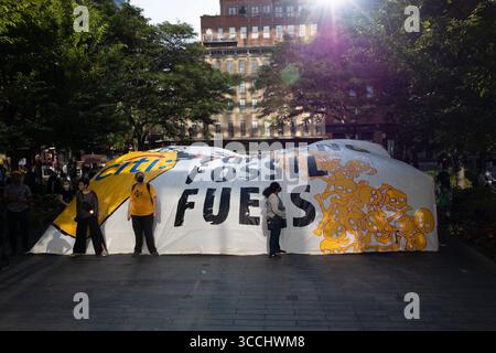 14 septembre 2023, New York, New York, États-Unis : des militants pour le climat tiennent un parachute qui dit ''CITI : arrêtez le blocus du siège social de CITI à Tribeca au début de la journée de travail retardant l'entrée des employés et leur demandant d'appeler Citi à cesser de financer les combustibles fossiles. Les manifestants bloquent â entrée principale avec des bannières qui indiquent œStop€â financement des combustibles fossiles. entrée de la plaza est bloquée avec une bannière de parachute. Les employés de CITI attendent sur la place pendant plus d'une heure avant que le NYPD arrive pour arrêter les manifestants qui ne parviennent pas à dégager les entrées. Les manifestants dénoncent Citi comme l'un des plus grands fundes Banque D'Images