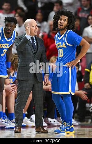 14 décembre 2022 : L'entraîneur-chef des Bruins de l'UCLA, Mick Cronin, s'entretient avec le garde des Bruins de l'UCLA, Tyger Campbell (10 ans), pendant le match de basket-ball de la NCAA entre les Bruins de l'UCLA et les Terrapins du Maryland au Xfinity Center de College Park, MD. Reggie Hildred/CSM (crédit image : © Reggie Hildred/CSM via ZUMA Press Wire) Banque D'Images