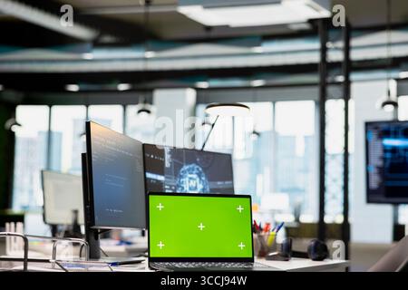 Ordinateur portable à écran vert sur le bureau de démarrage ai affichant le code des langages de programmation d'intelligence artificielle. Ordinateur portable Chroma Key utilisé pour les tests d'apprentissage automatique de l'IA et l'assurance qualité Banque D'Images