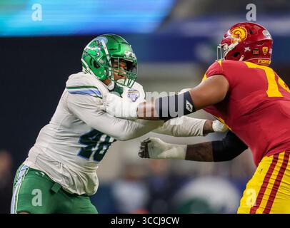 2 janvier 2023 Arlington, TX...Keith Cooper Jr. (48 ans), linebacker de Tulane Green Wave, Jr., se précipite sur le quarterback lors du match du Goodyear Cotton Bowl entre les Tulane Green Wave et les Trojans de l'Université de Californie du Sud, le 2 janvier 2023 au AT&T Stadium d'Arlington, Texas. (Crédit obligatoire : Freddie Beckwith / MarinMedia.org / Cal Sport Media) (photographe complet absolu, et crédits requis)..télévision, ou magazines à but lucratif Contactez MarinMedia directement. (Crédit image : © Freddie Beckwith / Marinmedia.OR/CSM via ZUMA Press Wire) Banque D'Images