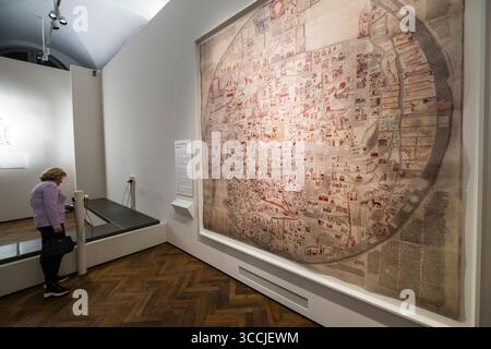Femme regardant une grande carte de l'exposition médiévale Worldview au Musée national suisse, District 1, Zürich, Suisse Banque D'Images