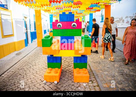 Construction avec des morceaux de lego en papier du festival de fleurs en papier organisé par la ville de Redondo-Évora-Portugal Banque D'Images