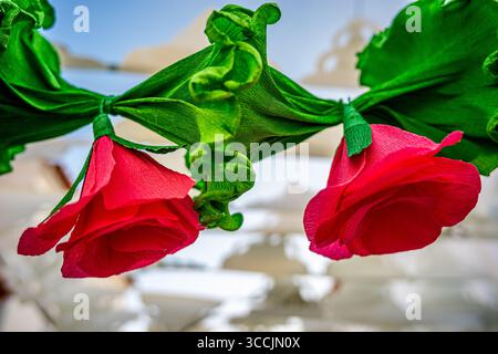Représentation de roses en papier rouge au festival des fleurs en papier organisé par la ville de Redondo-Évora-Portugal Banque D'Images