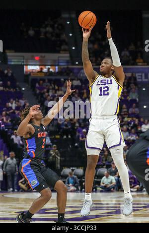 10 janvier 2023 : KJ Williams (12 ans) de la LSU lance un tir de trois points sur Tre Bonham (2 ans) de la Floride lors d'une action de basket-ball entre les Gators de Floride et les Tigers de la LSU au Pete Maravich Assembly Center à Baton Rouge, EN LOUISIANE. Jonathan Mailhes/CSM (crédit image : © Jonathan Mailhes/CSM via ZUMA Press Wire) Banque D'Images