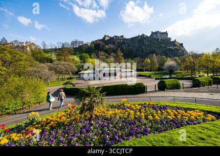 Parterres de fleurs, sentiers pédestres et stand Ross Band à Princes Street Gardens, Édimbourg, Écosse, Royaume-Uni Banque D'Images