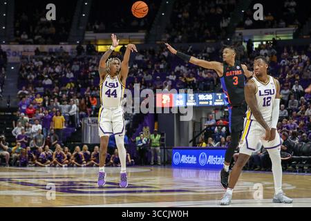 10 janvier 2023 : Adam Miller (44) de la LSU met en place un tir de trois points devant Alex Fudge de Floride qui est projeté par KJ Williams de la LSU (12) lors de l'action de basket-ball de la NCAA entre les Florida Gators et les LSU Tigers au Pete Maravich Assembly Center à Baton Rouge, EN LOUISIANE. Jonathan Mailhes/CSM (crédit image : © Jonathan Mailhes/CSM via ZUMA Press Wire) Banque D'Images