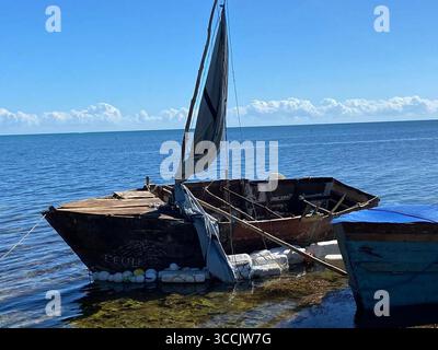 Le 10 janvier 2023 : un voilier de fortune à coque d'acier est immobilisé près des mangroves du parc Harry Harris dans la zone Upper Keys de Tavernier le mardi 10 janvier 2023. Les agents de la Florida Fish and Wildlife conservation Commission ont trouvé le bateau à la dérive de Key Largo plus tôt dans la journée. (Crédit image : © David Goodhue/Miami Herald via ZUMA Press Wire) Banque D'Images