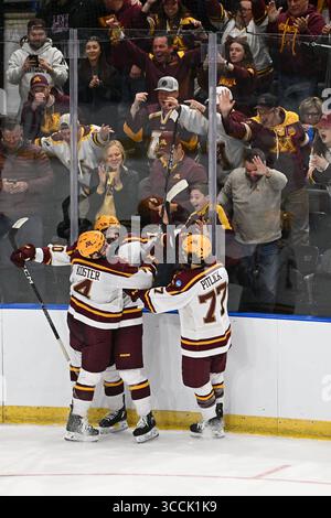 Ses coéquipiers se rassemblent autour de l'attaquant des Gophers du Minnesota Connor Kurth (10 ans) après avoir marqué un but lors d'un match au West Regional du tournoi de hockey masculin de la NCAA entre les Golden Griffins du Canisius College et les Golden Gophers de l'Université du Minnesota au Scheels Arena à Fargo, Dakota du Nord, le jeudi 23 mars 2023. Le Minnesota a gagné 9-2. Par Russell Hons/CSM (crédit image : © Russell Hons/CSM via ZUMA Press Wire) Banque D'Images