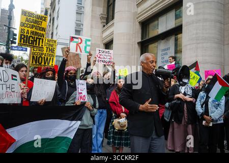 19 octobre 2023, New York, New York, États-Unis : Charles Baron, membre du conseil municipal, parle à la foule lors d'un rassemblement pro-palestinien devant le CUNY Grad Center. Une poignée de partisans pro-israéliens étaient présents et séparés derrière des barricades de police. (Crédit image : © Nancy Siesel/ZUMA Press Wire) Banque D'Images