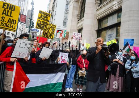 19 octobre 2023, New York, New York, États-Unis : Charles Baron, membre du conseil municipal, parle à la foule lors d'un rassemblement pro-palestinien devant le CUNY Grad Center. Une poignée de partisans pro-israéliens étaient présents et séparés derrière des barricades de police. (Crédit image : © Nancy Siesel/ZUMA Press Wire) Banque D'Images