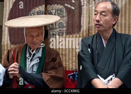 Deux hommes seniors japonais vêtus de vêtements de festival participent au printemps Nagahama Hikiyama Matsuri dans la préfecture de Shiga, au Japon. Banque D'Images