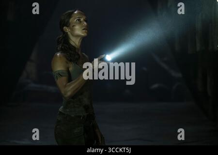 DATE DE SORTIE : 16 mars 2018 TITRE : Tomb Raider STUDIO : MGM RÉALISATEUR : Roar Uthaug INTRIGUE : Lara Croft, la fille farouchement indépendante d'un aventurier disparu, doit se pousser au-delà de ses limites quand elle se retrouve sur l'île où son père a disparu. EN VEDETTE : ALICIA VIKANDER dans le rôle de Lara Croft, Dominic West, Walton Goggins. (Crédit image : © MGM/Entertainment Pictures/ZUMAPRESS.com) Banque D'Images