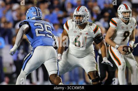 14 octobre 2023 : Francis Mauigoa (61), étudiant en première année de l'Université de Miami, bloque Kaimon Rucker (25), ancien de Caroline du Nord. Match de football NCAA entre l'Université de Miami et l'Université de Caroline du Nord, au Kenan Memorial Stadium, Chapel Hill, Caroline du Nord. David Beach/CSM (crédit image : © David Beach/CSM via ZUMA Press Wire) Banque D'Images