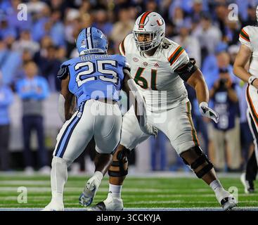 14 octobre 2023 : Francis Mauigoa (61), étudiant en première année de l'Université de Miami, bloque Kaimon Rucker (25), ancien de Caroline du Nord. Match de football NCAA entre l'Université de Miami et l'Université de Caroline du Nord, au Kenan Memorial Stadium, Chapel Hill, Caroline du Nord. David Beach/CSM (crédit image : © David Beach/CSM via ZUMA Press Wire) Banque D'Images
