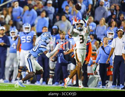14 octobre 2023 : Jacolby George (3 ans), junior de l'Université de Miami, attrape le ballon devant Tayon Holloway (20 ans), un étudiant de première année de Caroline du Nord. Match de football NCAA entre l'Université de Miami et l'Université de Caroline du Nord, au Kenan Memorial Stadium, Chapel Hill, Caroline du Nord. David Beach/CSM (crédit image : © David Beach/CSM via ZUMA Press Wire) Banque D'Images
