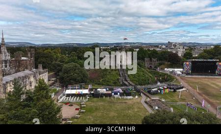 CARDIFF, Royaume-Uni - 8 AOÛT 2025 - vue aérienne du château de Cardiff avec configuration du festival, mettant en vedette le drapeau gallois agitant fièrement Banque D'Images
