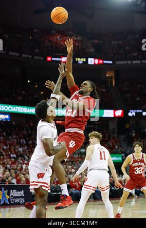 19 janvier 2024 : L'attaquant Mackenzie Mgbako (21 ans) des Indiana Hoosiers est attaqué par la garde des Wisconsin Badgers AJ Storr (2 ans) lors du match de basket-ball de la NCAA entre les Indiana Hoosiers et les Wisconsin Badgers au Kohl Center de Madison, WISCONSIN. Darren Lee/CSM (image de crédit : Banque D'Images