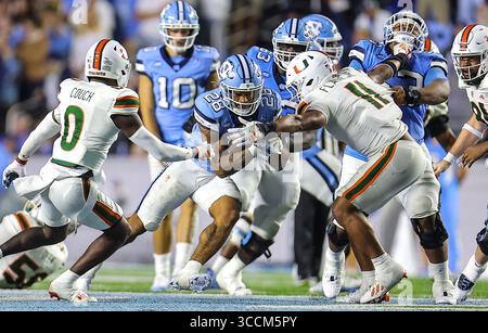 14 octobre 2023 : Ajay Allen (28), étudiant en première année de l'Université de Miami, accolades pour coup de jeune Corey Flagg Jr. (11). Match de football NCAA entre l'Université de Miami et l'Université de Caroline du Nord, au Kenan Memorial Stadium, Chapel Hill, Caroline du Nord. David Beach/CSM (crédit image : © David Beach/CSM via ZUMA Press Wire) Banque D'Images