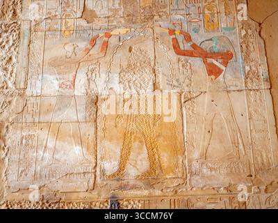 Art mural abîmé dans le temple de Karnak Banque D'Images