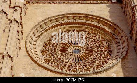 PALMA, ESPAGNE- 26 AVRIL 2023 : une fenêtre ornée à l'avant de la cathédrale de santa maria de palma Banque D'Images