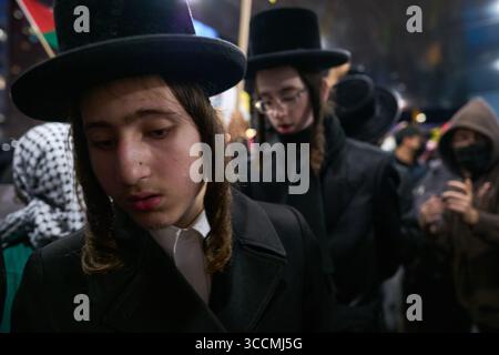 17 novembre 2023, New York, New York, États-Unis : des membres de la communauté orthodoxe Neturei Karta participent à une manifestation pro-palestinienne devant Penn Station. (Crédit image : © Edna Leshowitz/ZUMA Press Wire) Banque D'Images