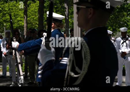 26 mai 2023, New York, New York, États-Unis : des membres de la Garde côtière américaine effectuent une cérémonie de fusil alors que la Marine américaine, les Marines et la Garde côtière participent à une cérémonie conjointe de réenrôlement et de promotion au Mémorial 9/11 pendant la semaine de la flotte. (Crédit image : © Laura Brett/ZUMA Press Wire) Banque D'Images