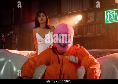 25 février 2023, Bangkok, Thaïlande : Baphoby est vu pendant 'Fire Exit Fire Exist', une exposition d'art de performance à la galerie Chang Chui près de Bangkok. (Crédit image : © Matt Hunt/ZUMA Press Wire) Banque D'Images