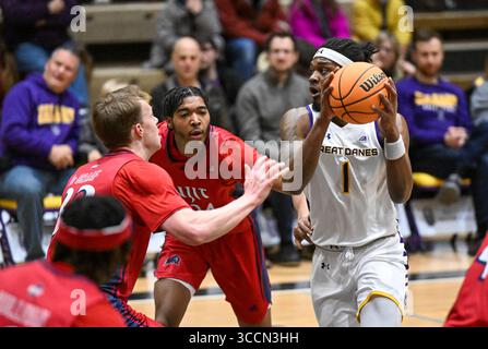 25 février 2023, Troy, New York, États-Unis : L'attaquant d'Albany GERALD DRUMGOOLE (1) est défendu par des joueurs du New Jersey Institute of Technology lors de la première moitié d'un match de basket universitaire masculin de la NCAA, le samedi 25 février 2023, à Troy, New York (crédit image : © Hans Pennink/ZUMA Press Wire) Banque D'Images