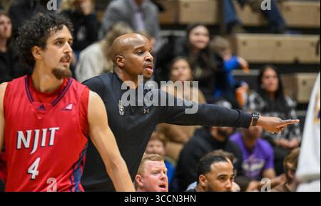 25 février 2023, Troy, New York, États-Unis : L'entraîneur-chef d'Albany, DWAYNE KILLINGS, instruit ses joueurs contre le New Jersey Institute of Technology pendant la première moitié d'un match de basket-ball universitaire masculin de la NCAA, le samedi 25 février 2023, à Troy, New York (crédit image : © Hans Pennink/ZUMA Press Wire) Banque D'Images