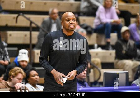 25 février 2023, Troy, New York, États-Unis : L'entraîneur-chef d'Albany, DWAYNE KILLINGS, instruit ses joueurs contre le New Jersey Institute of Technology pendant la première moitié d'un match de basket-ball universitaire masculin de la NCAA, le samedi 25 février 2023, à Troy, New York (crédit image : © Hans Pennink/ZUMA Press Wire) Banque D'Images