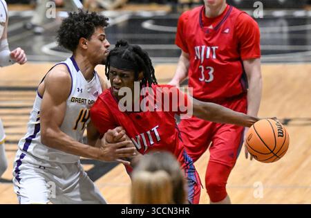 25 février 2023, Troy, New York, États-Unis : L'attaquant d'Albany JAPANNAH KELLOGG (14 ans) défend contre l'attaquant de l'Institut de technologie du New Jersey KEVIN OSAWE (20 ans) lors de la première moitié d'un match de basket universitaire masculin de la NCAA le samedi 25 février 2023 à Troy, New York (image crédit : © Hans Pennink/ZUMA Press Wire) Banque D'Images
