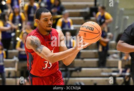 25 février 2023, Troy, New York, États-Unis : L'attaquant DA'MIR FAISON (35) de l'Institut de technologie du New Jersey passe le ballon pendant la première moitié d'un match de basket-ball universitaire masculin de la NCAA contre Albany le samedi 25 février 2023, à Troy, New York (crédit image : © Hans Pennink/ZUMA Press Wire) Banque D'Images
