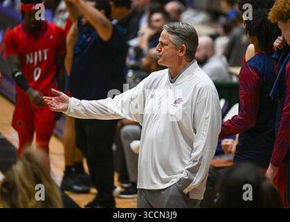 25 février 2023, Troy, New York, États-Unis : BRIAN KENNEDY, entraîneur-chef du New Jersey Institute of Technology, instruit son ère de joueurs contre Albany lors de la première moitié d'un match de basket-ball universitaire masculin de la NCAA, le samedi 25 février 2023, à Troy, New York (crédit image : © Hans Pennink/ZUMA Press Wire) Banque D'Images