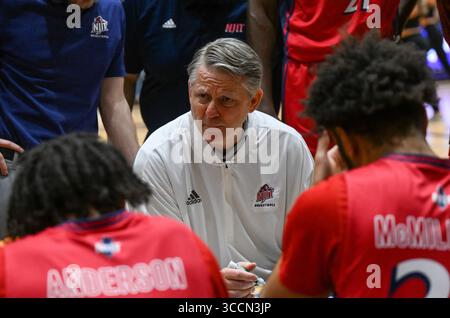 25 février 2023, Troy, New York, États-Unis : BRIAN KENNEDY, entraîneur-chef du New Jersey Institute of Technology, instruit son ère de joueurs contre Albany lors de la première moitié d'un match de basket-ball universitaire masculin de la NCAA, le samedi 25 février 2023, à Troy, New York (crédit image : © Hans Pennink/ZUMA Press Wire) Banque D'Images