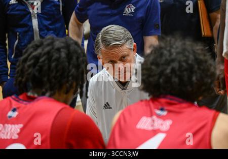 25 février 2023, Troy, New York, États-Unis : BRIAN KENNEDY, entraîneur-chef du New Jersey Institute of Technology, instruit son ère de joueurs contre Albany lors de la première moitié d'un match de basket-ball universitaire masculin de la NCAA, le samedi 25 février 2023, à Troy, New York (crédit image : © Hans Pennink/ZUMA Press Wire) Banque D'Images