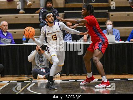 25 février 2023, Troy, New York, États-Unis : le garde d'Albany SAJU PATEL (13 ans) est défendu par l'attaquant du New Jersey Institute of Technology KEVIN OSAWE (20 ans) lors de la première moitié d'un match de basket universitaire masculin de la NCAA le samedi 25 février 2023 à Troy, New York (crédit image : © Hans Pennink/ZUMA Press Wire) Banque D'Images