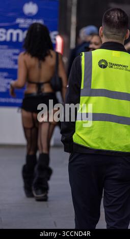 LONDRES, Royaume-Uni - 5 AOÛT 2025 - gardien de sécurité portant un gilet haute visibilité surveillant le carnaval de Notting Hill à Londres Banque D'Images