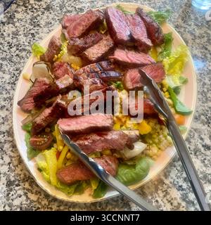 Une salade de steak grillé fait un repas d'été simple. Banque D'Images