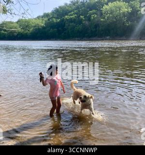 Les chiens aiment se rafraîchir dans le fleuve Mississippi à Minneapolis, Minnesota, États-Unis. Banque D'Images
