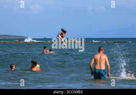 Rome. 26 juillet 2025. Les gens se rafraîchissent dans la mer près de Nettuno en Italie, 26 juillet 2025. Les Italiens profitent de diverses activités pendant la saison des vacances d'été. Crédit : Li Jing/Xinhua/Alamy Live News Banque D'Images