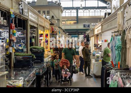 CARDIFF, Royaume-Uni - 8 AOÛT 2025 - touristes et résidents marchant et faisant du shopping sur le marché historique de Cardiff au pays de Galles, en parcourant les produits et produits locaux Banque D'Images